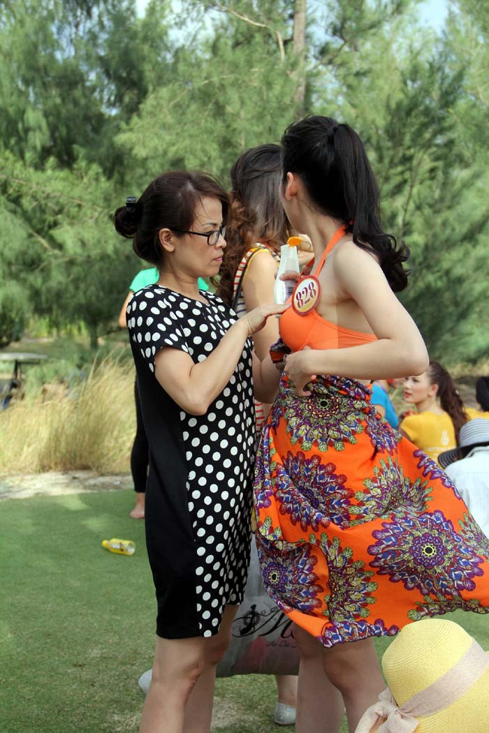 Mẹ thí sinh Dương Tú Anh tỉ mỉ chăm sóc con gái. Mẹ thí sinh Dương Tú Anh tỉ mỉ chăm sóc con gái.