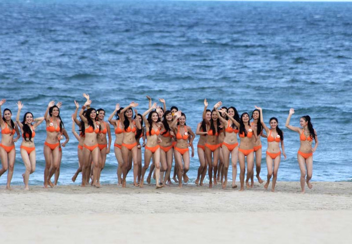 Rồi các thí sinh bất ngờ quay lại, vẫy chào khán giả. Rồi các thí sinh bất ngờ quay lại, vẫy chào khán giả.