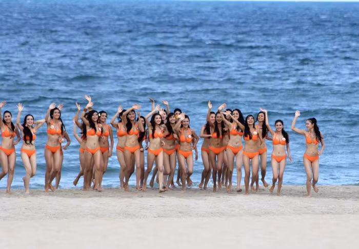 Rồi các thí sinh bất ngờ quay lại, vẫy chào khán giả.