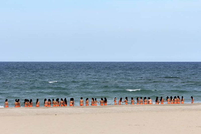 Ban đầu là những tấm lưng trần trên biển.... Ban đầu là những tấm lưng trần trên biển....