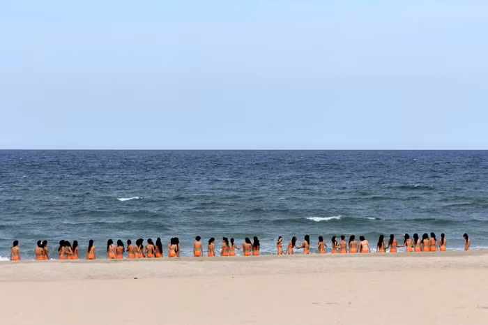 Ban đầu là những tấm lưng trần trên biển....