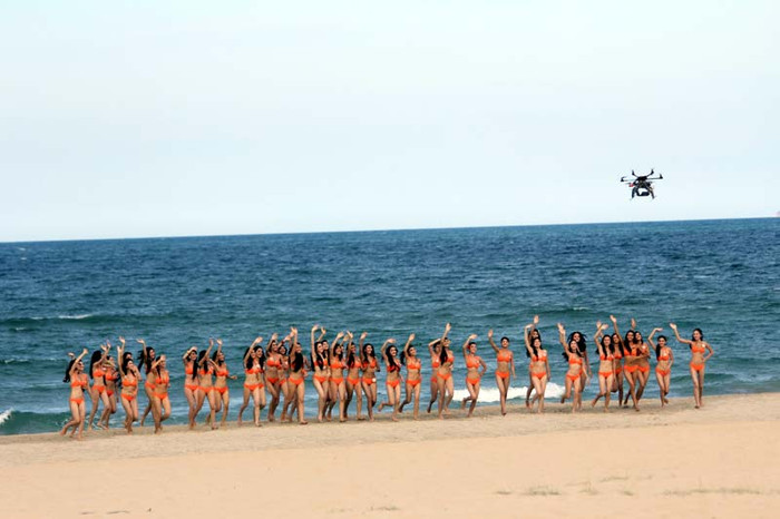 Việc ghi hình được thực hiện bằng chiếc 'máy bay' có gắn phương tiện quay phim. Việc ghi hình được thực hiện bằng chiếc 'máy bay' có gắn phương tiện quay phim.