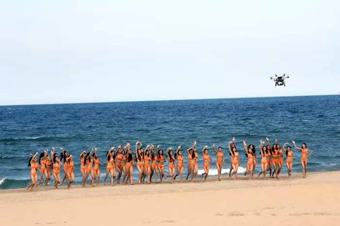 Việc ghi hình được thực hiện bằng chiếc 'máy bay' có gắn phương tiện quay phim.