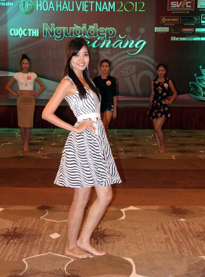 Ninh Hoàng Ngân tự tin thể hiện.