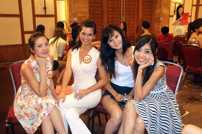 Suốt một ngày hoạt động mệt mỏi nhưng các thí sinh vẫn rạng rỡ trước ống kính.