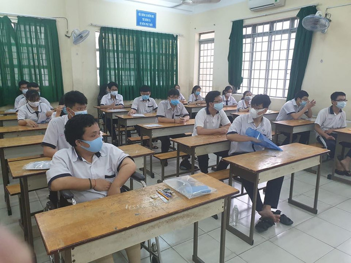 Em Nguyễn Văn Tâm đến điểm thi bằng xe lăn (ảnh: P.L) Em Nguyễn Văn Tâm đến điểm thi bằng xe lăn (ảnh: P.L)