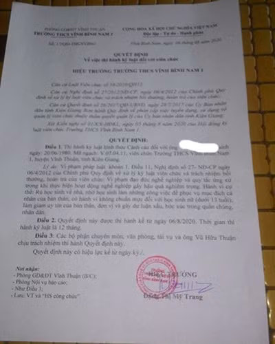 Quyết định kỷ luật cảnh cáo của thầy T. (ảnh: P.L)