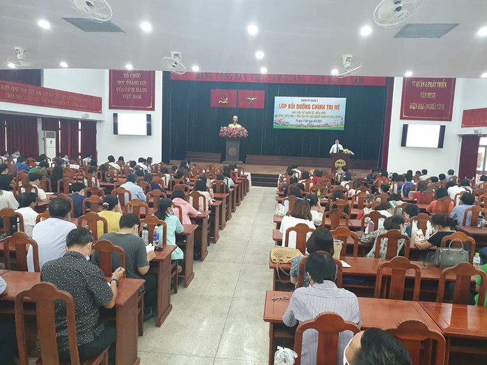 Hình lớp bồi dưỡng chính trị hè của quận 5 vào chiều ngày 17/8 (ảnh: P.L) Hình lớp bồi dưỡng chính trị hè của quận 5 vào chiều ngày 17/8 (ảnh: P.L)