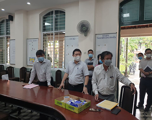 Ông Dương Anh Đức (giữa) kiểm tra phòng hội đồng của điểm thi Lê Quý Đôn (ảnh: P.L) Ông Dương Anh Đức (giữa) kiểm tra phòng hội đồng của điểm thi Lê Quý Đôn (ảnh: P.L)