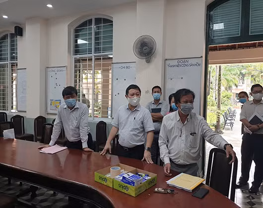 Ông Dương Anh Đức (giữa) kiểm tra phòng hội đồng của điểm thi Lê Quý Đôn (ảnh: P.L)