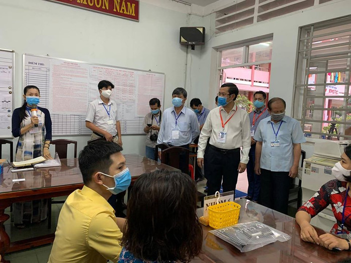 Ông Nguyễn Văn Phúc đi kiểm tra phòng hội đồng của điểm thi Thủ Đức (ảnh: P.L)