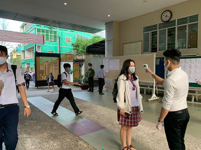 Thí sinh bước vào điểm thi đều được đo thân nhiệt đầy đủ (ảnh: P.L)