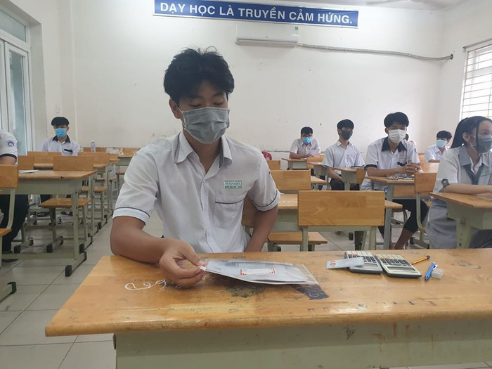 Thí sinh trước giờ làm bài thi môn Toán ở điểm thi Võ Văn Kiệt, quận 8 (ảnh: P.L) Thí sinh trước giờ làm bài thi môn Toán ở điểm thi Võ Văn Kiệt, quận 8 (ảnh: P.L)