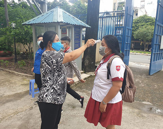 Thí sinh được đo thân nhiệt trước khi vào điểm thi Trần Phú (ảnh: P.L)