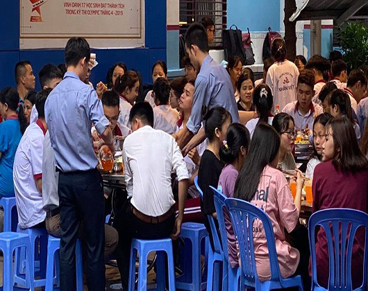 Trường Nhân Việt tổ chức cho cả trăm học sinh lớp 12 ăn uống tập thể (ảnh: Vũ Sơn)