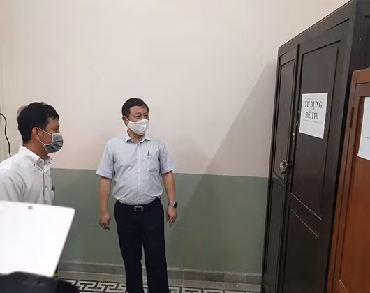 Kiểm tra tủ chứa túi đựng đề và bài thi của thí sinh (ảnh: P.L)