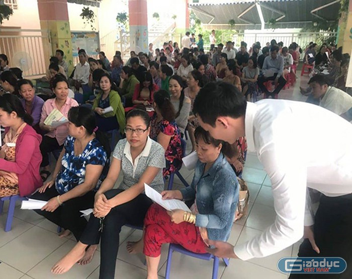 Phụ huynh một trường được giới thiệu về dịch vụ trả học phí không dùng tiền mặt (ảnh: CTV)