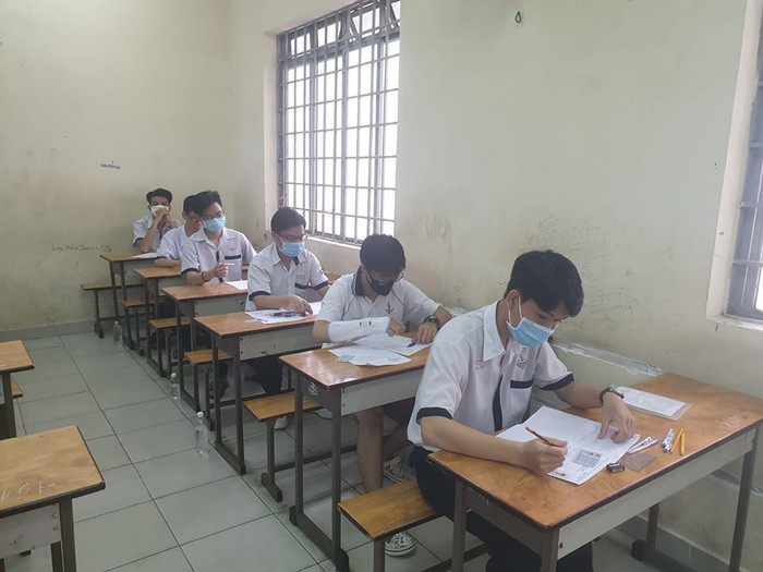 Bị chấn thương tay phải, nhưng em Đình Quân vẫn quyết tâm đi thi tốt nghiệp (ảnh: P.L) Bị chấn thương tay phải, nhưng em Đình Quân vẫn quyết tâm đi thi tốt nghiệp (ảnh: P.L)