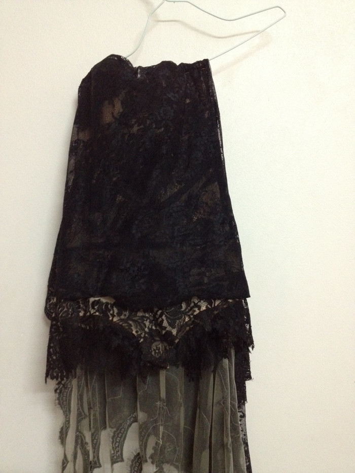 Trên trang cá nhân, Hồng Quế chia sẻ: "Sáng thức dậy và tất cả các báo mạng đều giật title Hồng Quế... Không mấy vui vẻ gì cho 1 ngày đầu tuần thế này. Đây là 1 bộ thiết kế rất sexy của NTK Hoàng Hải. Và dù có bị mọi người nói hay lên tiếng thế nào. Cá nhân Hồng Quế vẫn phải nói rằng nó rất đẹp". Trên trang cá nhân, Hồng Quế chia sẻ: "Sáng thức dậy và tất cả các báo mạng đều giật title Hồng Quế... Không mấy vui vẻ gì cho 1 ngày đầu tuần thế này. Đây là 1 bộ thiết kế rất sexy của NTK Hoàng Hải. Và dù có bị mọi người nói hay lên tiếng thế nào. Cá nhân Hồng Quế vẫn phải nói rằng nó rất đẹp".