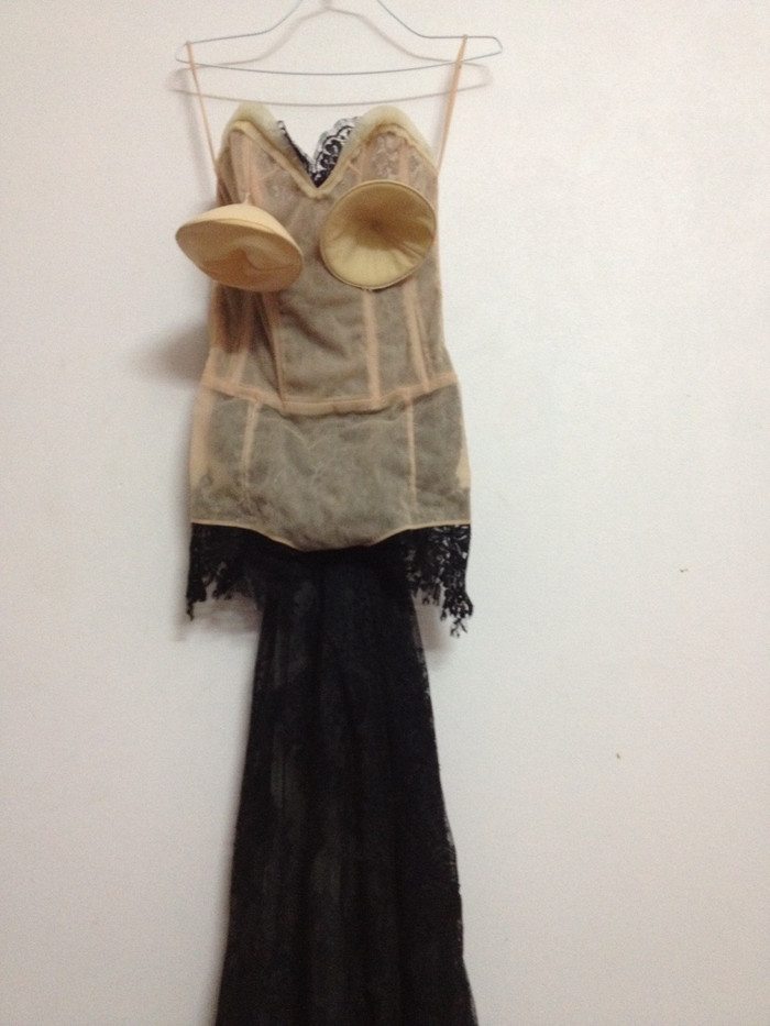 Lộn trái chiếc váy thì thấy lời Hoàng Hải nói có cơ sở. Lộn trái chiếc váy thì thấy lời Hoàng Hải nói có cơ sở.