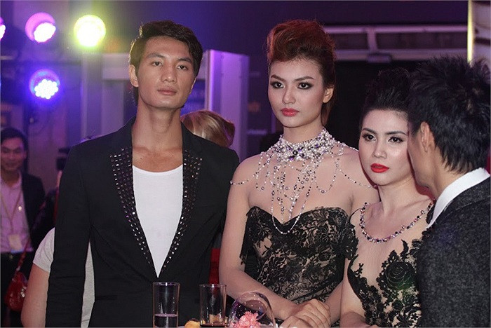 "Chúng tôi hoàn toàn bất ngờ trước sự xuất hiện của Hồng Quế, đặc biệt là trong trang phục như vậy”, ông này nói thêm. "Chúng tôi hoàn toàn bất ngờ trước sự xuất hiện của Hồng Quế, đặc biệt là trong trang phục như vậy”, ông này nói thêm.