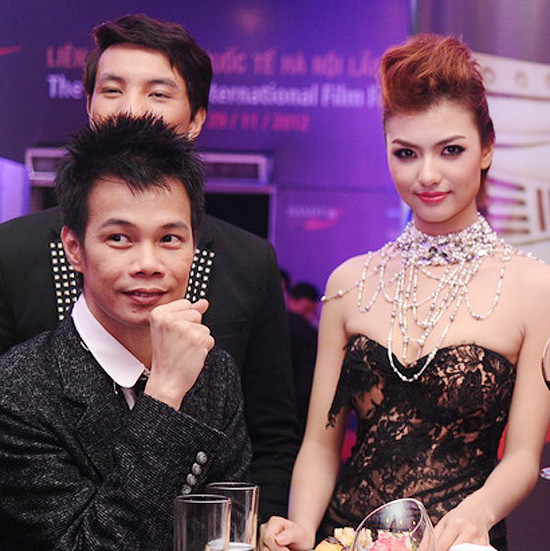 Cũng theo quan điểm của Hoàng Hải thì: “Đây là một liên hoan phim Quốc tế, không có lẽ gì lại cấm cản những người đẹp showbiz tới dự cả”. Cũng theo quan điểm của Hoàng Hải thì: “Đây là một liên hoan phim Quốc tế, không có lẽ gì lại cấm cản những người đẹp showbiz tới dự cả”.