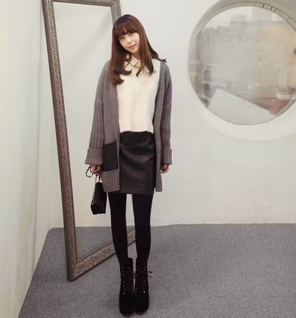 Preppy style đậm chất cổ điển ngọt ngào với sơmi bẻ cổ bên trong áo len trắng, khoác thêm chiếc candigan xám dáng dài cùng boots và chân váy da là bạn có thể tự tin và ấm áp ra phố rồi. Preppy style đậm chất cổ điển ngọt ngào với sơmi bẻ cổ bên trong áo len trắng, khoác thêm chiếc candigan xám dáng dài cùng boots và chân váy da là bạn có thể tự tin và ấm áp ra phố rồi.