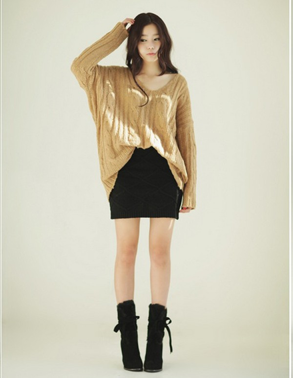 Phối cả cây len mà không hề nhàm chán với áo oversized màu nâu nhạt, sơ-vin vạt trước cùng váy len đen. Bạn nên chú ý kết hợp hài hòa màu sắc giữa 2 món đồ này sao cho thật hợp lý. Phối cả cây len mà không hề nhàm chán với áo oversized màu nâu nhạt, sơ-vin vạt trước cùng váy len đen. Bạn nên chú ý kết hợp hài hòa màu sắc giữa 2 món đồ này sao cho thật hợp lý.
