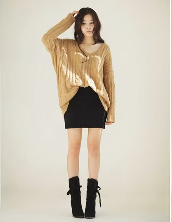 Phối cả cây len mà không hề nhàm chán với áo oversized màu nâu nhạt, sơ-vin vạt trước cùng váy len đen. Bạn nên chú ý kết hợp hài hòa màu sắc giữa 2 món đồ này sao cho thật hợp lý. Phối cả cây len mà không hề nhàm chán với áo oversized màu nâu nhạt, sơ-vin vạt trước cùng váy len đen. Bạn nên chú ý kết hợp hài hòa màu sắc giữa 2 món đồ này sao cho thật hợp lý.