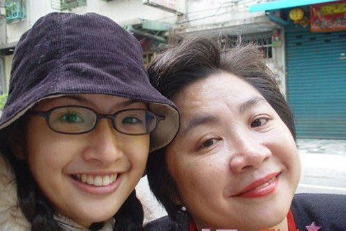 Lâm Y Thần và mẹ. Lâm Y Thần và mẹ.