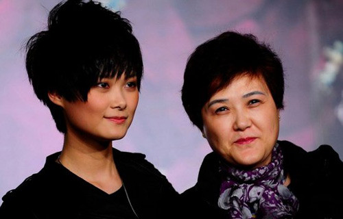 Lý Vũ Xuân và mẹ. Lý Vũ Xuân và mẹ.