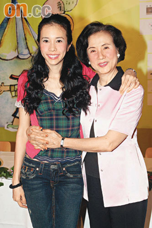 Mạc Văn Úy và mẹ. Mạc Văn Úy và mẹ.