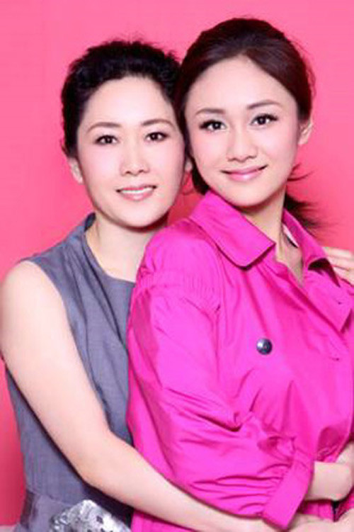 Chung Hân Đồng và mẹ. Chung Hân Đồng và mẹ.