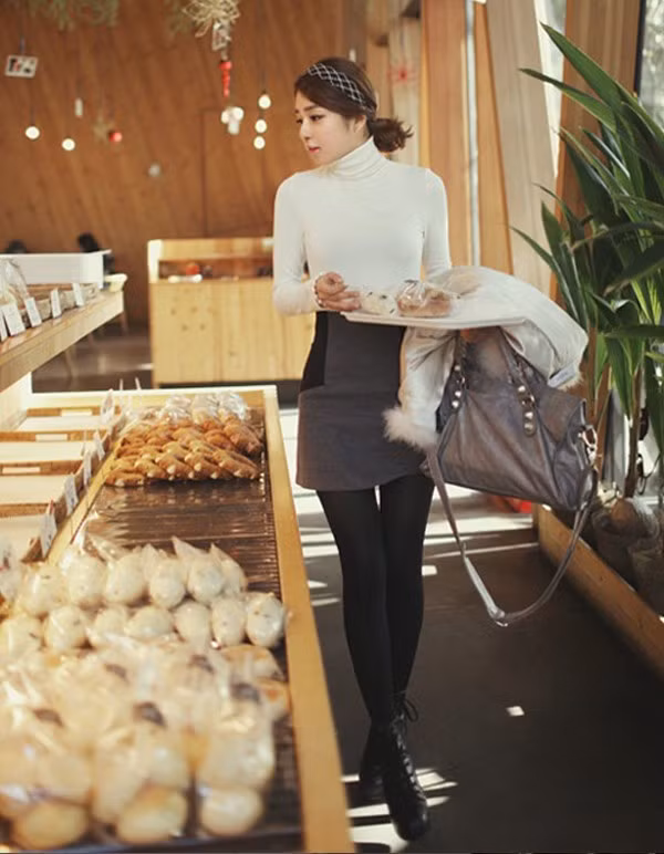 ... hay áo cổ lọ ôm sát, thanh lịch mà vẫn thật gợi cảm. ... hay áo cổ lọ ôm sát, thanh lịch mà vẫn thật gợi cảm.