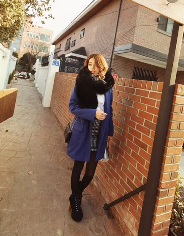 Với set đồ bên trong màu trung tính, bạn có thể thoải mái nhấn nhá cùng áo khác dáng dài màu sắc. Với set đồ bên trong màu trung tính, bạn có thể thoải mái nhấn nhá cùng áo khác dáng dài màu sắc.