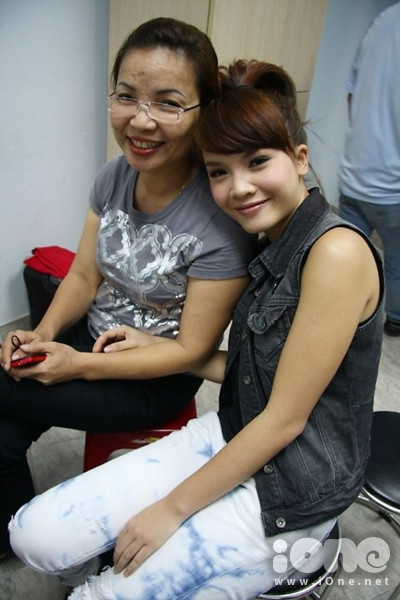 Mẹ của Yến Trang khá trẻ trung và rạng rỡ Mẹ của Yến Trang khá trẻ trung và rạng rỡ