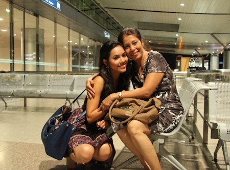 Á hậu Hoàng My rạng rỡ bên mẹ ở sân bay Á hậu Hoàng My rạng rỡ bên mẹ ở sân bay