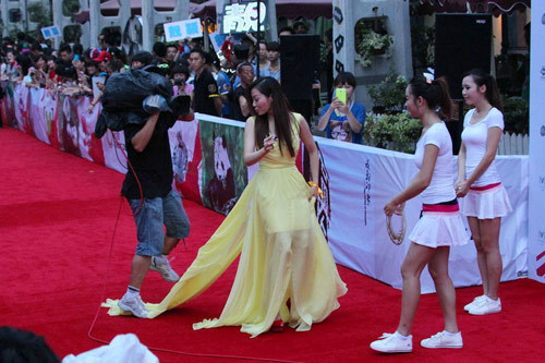 Anh chàng quay phim do khuất tầm mắt cũng suýt làm rách váy của người đẹp Anh chàng quay phim do khuất tầm mắt cũng suýt làm rách váy của người đẹp