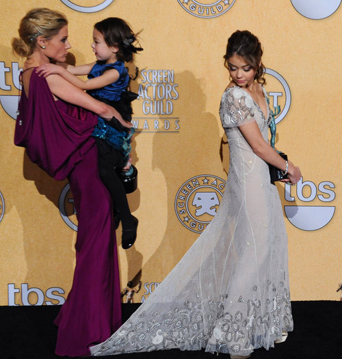 Một người đẹp bị dẫm váy trên thảm đỏ Một người đẹp bị dẫm váy trên thảm đỏ