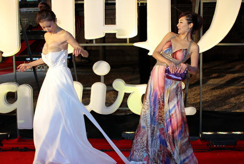 Màn giẫm váy trên thảm đỏ gây ồn ào của Tôn Phi Phi và một người bạn đồng nghiệp Màn giẫm váy trên thảm đỏ gây ồn ào của Tôn Phi Phi và một người bạn đồng nghiệp