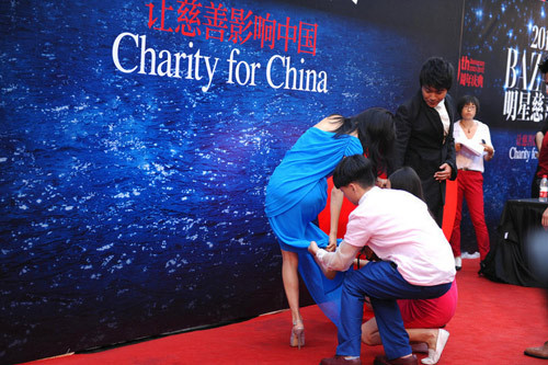 Váy vướng guốc - sự cố thường xảy ra với những thiết kế dạ hội dài thượt Váy vướng guốc - sự cố thường xảy ra với những thiết kế dạ hội dài thượt