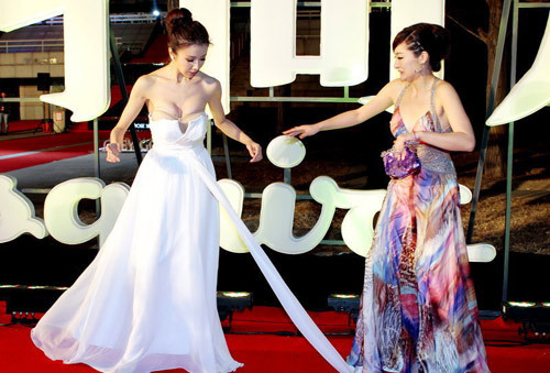 Một phần vòng 1 và toàn bộ nội y của Tôn Phi Phi bị phô bày hết sau tai nạn này. Sau đó, nữ diễn viên bị quản lý cũ tố cáo là cố tình dựng lên màn kịch này để đánh bóng tên tuổi Một phần vòng 1 và toàn bộ nội y của Tôn Phi Phi bị phô bày hết sau tai nạn này. Sau đó, nữ diễn viên bị quản lý cũ tố cáo là cố tình dựng lên màn kịch này để đánh bóng tên tuổi