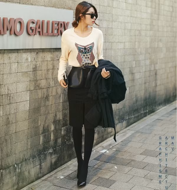 Áo pull họa tiết động vật thời thượng, trẻ trung và giày mũi nhọn thanh lịch kinh điển, 2 thái cực này lại hòa hợp bất ngờ khi phối cùng váy midi. Áo pull họa tiết động vật thời thượng, trẻ trung và giày mũi nhọn thanh lịch kinh điển, 2 thái cực này lại hòa hợp bất ngờ khi phối cùng váy midi.