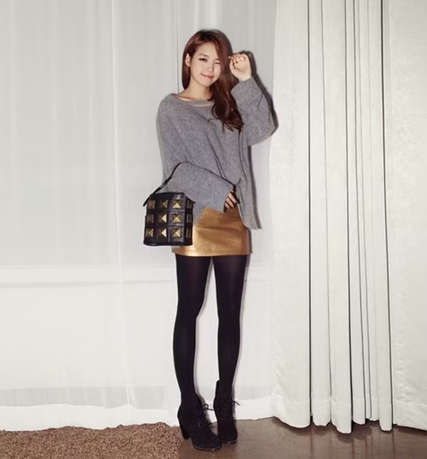 Đổi len hồng thành áo dạ xám kết hợp cùng váy da ánh kim, thêm chiếc túi họa tiết đinh tán, vậy là bạn đã sẵn sàng tỏa sáng cho buổi tiệc tùng tối năm mới rồi đấy. Đổi len hồng thành áo dạ xám kết hợp cùng váy da ánh kim, thêm chiếc túi họa tiết đinh tán, vậy là bạn đã sẵn sàng tỏa sáng cho buổi tiệc tùng tối năm mới rồi đấy.