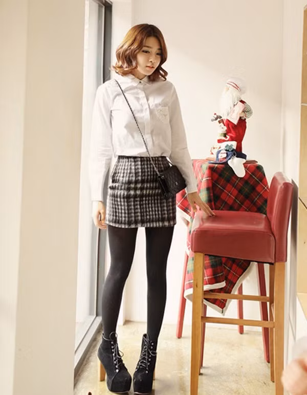 Một chút phong cách menswear khi phối cùng sơmi cài kín cổ. Những cũng đừng quên phối set đồ cùng một đôi ankle boots để ăn gian chút chiều cao bạn nhé. Một chút phong cách menswear khi phối cùng sơmi cài kín cổ. Những cũng đừng quên phối set đồ cùng một đôi ankle boots để ăn gian chút chiều cao bạn nhé.