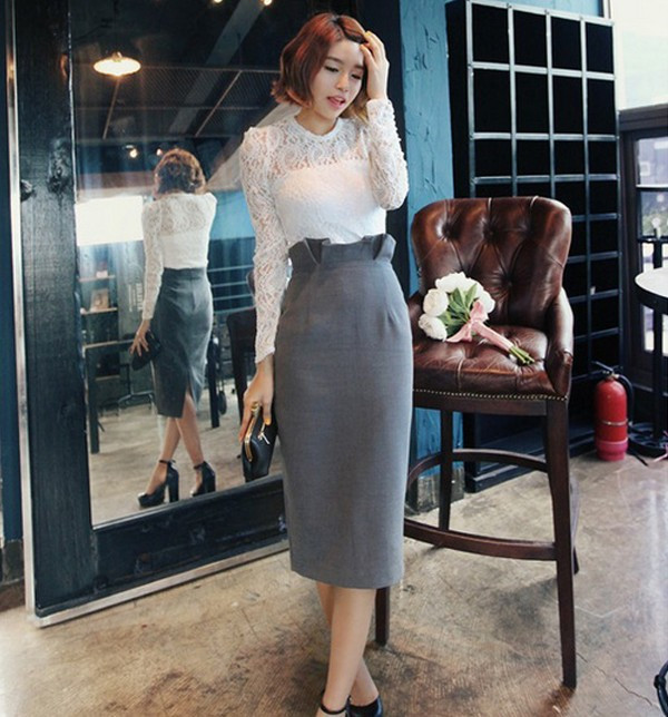 Áo ren trắng và cạp xếp ly yểu điệu của váy midi sẽ giúp bạn cực kì duyên dáng và ghi điểm tuyệt đối trong mắt người đối diện. Áo ren trắng và cạp xếp ly yểu điệu của váy midi sẽ giúp bạn cực kì duyên dáng và ghi điểm tuyệt đối trong mắt người đối diện.