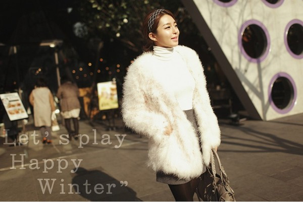Thêm áo lông ấm áp cho cô nàng trendy muốn thể hiện đẳng cấp của mình. Thêm áo lông ấm áp cho cô nàng trendy muốn thể hiện đẳng cấp của mình.