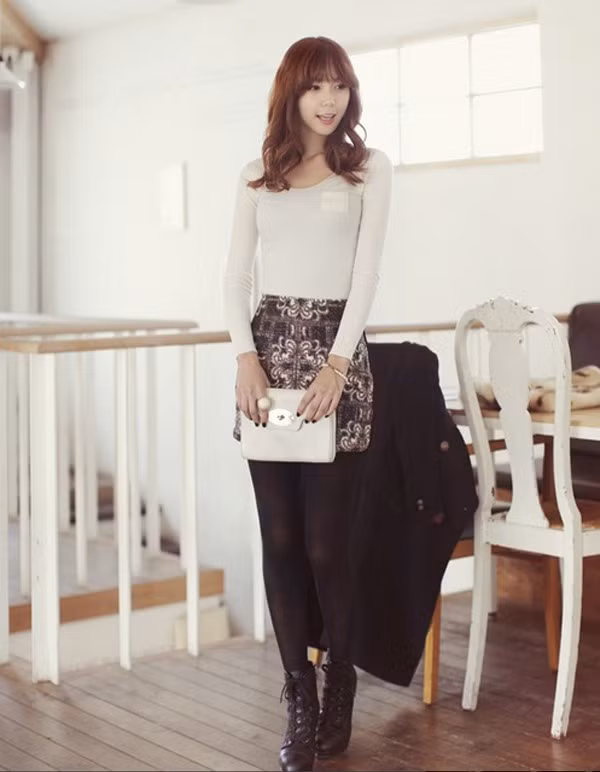 Cách đơn giản nhất là mặc chân váy dạ cùng áo trơn màu như áo pull bó... Cách đơn giản nhất là mặc chân váy dạ cùng áo trơn màu như áo pull bó...