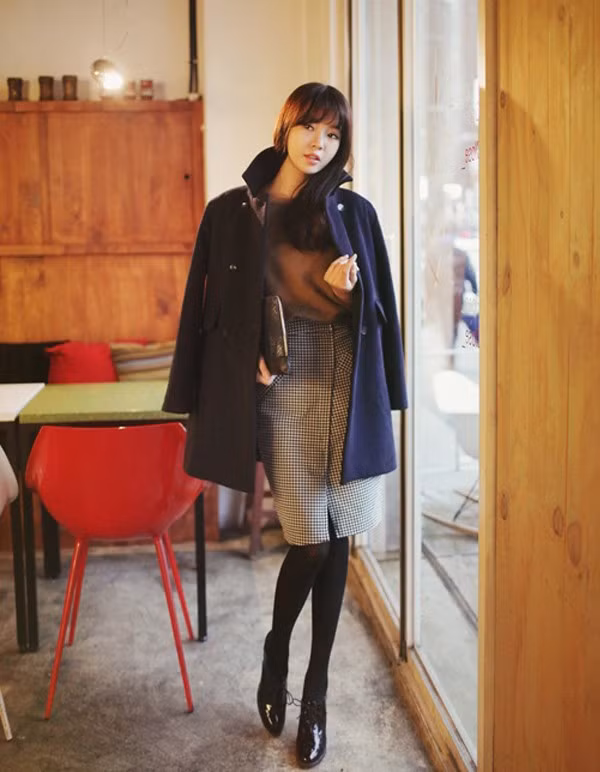 4. Váy midi bó sát Nếu những chiếc maxi mang đến sự nhẹ nhàng, nữ tính, váy bút chì tạo vẻ lịch sự, thì chiếc váy midi bó sát chính là sự hòa quyện ngọt ngào của 2 yếu tố trên. Trẻ trung và không kém phần sành điệu, chiếc váy midi đã trở thành món đồ thời trang ưa thích của các quý cô mỗi khi cái lạnh tràn ngập trên phố. Không chỉ được đảm bảo bằng sự dày dặn, ấm áp, váy midi còn rất biết nịnh người mặc bằng dáng ôm sát, tôn đường cong chữ S nóng bỏng. Cách đơn giản nhất để mix cùng váy midi là chiếc áo len bó cùng đôi giày cao gót tạo dáng đi uyển chuyển. Nếu thích, hãy "trang điểm" thêm bằng chiếc thắt lưng bản nhỏ, nhấn nhá cho vòng eo thon. Với cô nàng ngọt ngào, phong cách preppy sẽ rất tuyệt cho bạn trong những ngày này với sơmi trơn màu, váy midi cùng áo len khoác ngoài nổi bật. Còn những cô nàng tiệc tùng muốn "lấp lánh" hơn một chút? Hãy thử mix cùng áo ovesized, áo da bó sát gợi cảm cùng đôi ankle boots, những món đồ cá tính này sẽ bổ trợ thật hài hòa cho vẻ nữ tính của chân váy midi đấy. 4. Váy midi bó sát Nếu những chiếc maxi mang đến sự nhẹ nhàng, nữ tính, váy bút chì tạo vẻ lịch sự, thì chiếc váy midi bó sát chính là sự hòa quyện ngọt ngào của 2 yếu tố trên. Trẻ trung và không kém phần sành điệu, chiếc váy midi đã trở thành món đồ thời trang ưa thích của các quý cô mỗi khi cái lạnh tràn ngập trên phố. Không chỉ được đảm bảo bằng sự dày dặn, ấm áp, váy midi còn rất biết nịnh người mặc bằng dáng ôm sát, tôn đường cong chữ S nóng bỏng. Cách đơn giản nhất để mix cùng váy midi là chiếc áo len bó cùng đôi giày cao gót tạo dáng đi uyển chuyển. Nếu thích, hãy "trang điểm" thêm bằng chiếc thắt lưng bản nhỏ, nhấn nhá cho vòng eo thon. Với cô nàng ngọt ngào, phong cách preppy sẽ rất tuyệt cho bạn trong những ngày này với sơmi trơn màu, váy midi cùng áo len khoác ngoài nổi bật. Còn những cô nàng tiệc tùng muốn "lấp lánh" hơn một chút? Hãy thử mix cùng áo ovesized, áo da bó sát gợi cảm cùng đôi ankle boots, những món đồ cá tính này sẽ bổ trợ thật hài hòa cho vẻ nữ tính của chân váy midi đấy.