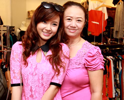 Midi khá giống mẹ của mình, cả nụ cười tỏa sáng, gương mặt thánh thiện và cả 'style màu hồng'